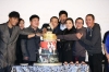 郭曉東  個人劇照 tn_【推拿】導演婁燁帶著劇組人員開心切蛋糕，慶祝電影即將上映.jpg