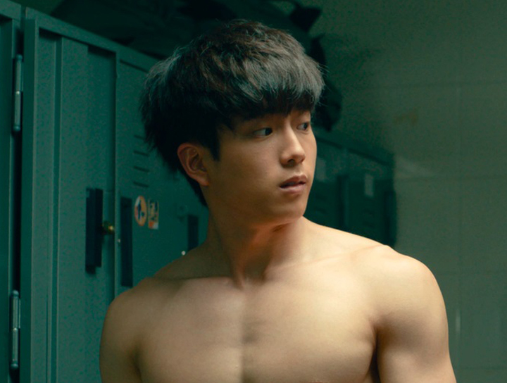 男神查農裸圍「粉紅草莓小浴巾」忘情尬舞,網友全笑翻! 男神查農裸圍「粉紅草莓小浴巾」忘情尬舞,網友全笑翻!