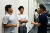 竇驍 Shawn Dou 個人劇照 tn_三人在休息室交流騎車心得.jpg