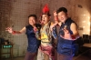 黃子佼 Mickey Huang 個人劇照 《鐵獅玉玲瓏2》探班＿黃子佼化身服裝設計師 為澎恰恰、許tn_效舜量身打造服裝2.JPG