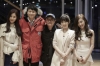 黃美英 Stephanie Young Hwang 個人劇照 tn_006【噗通噗通我的人生】相關圖片_太蒂徐客串本片演出，成員徐玄（左）、蒂芬妮（右）、太妍（右二）跟男主角姜棟元（左二）及導演李在容（中）合影（本圖翻攝自網路）.jpg