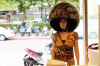黃嘉千 Phoebe Huang 個人劇照 黃嘉千則是戴著一個超級大的安全帽騎著小綿羊機車出場1.jpg