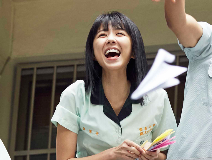 邵雨薇扮高中校花無違和，自曝高中追愛竟被學長發「讀書卡」