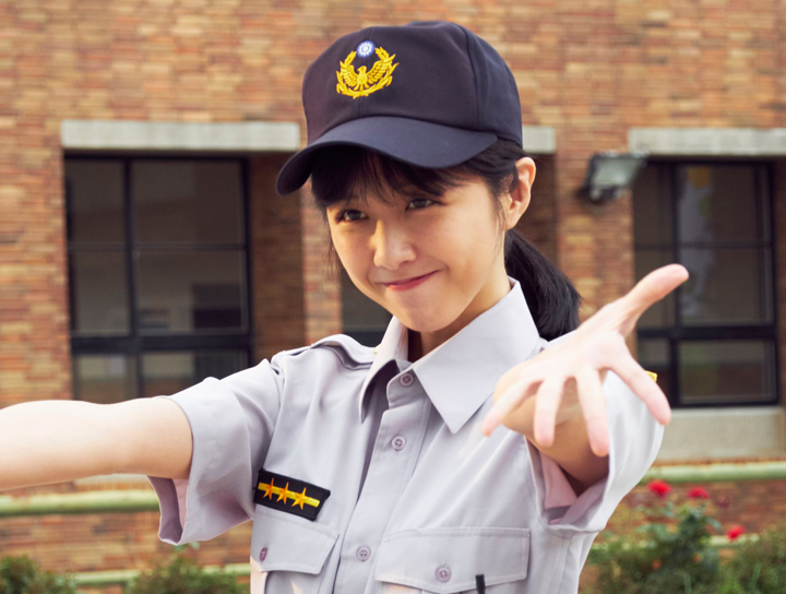 「抱警」處理！邵雨薇萌扮女警太可愛，網友直呼凍未條！