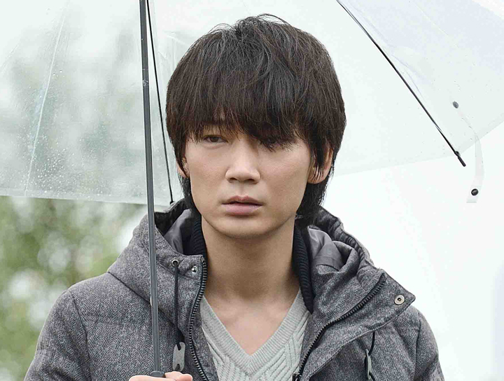 兄弟英雄救「美」一招直接電暈！綾野剛情不自禁強吻松田龍平