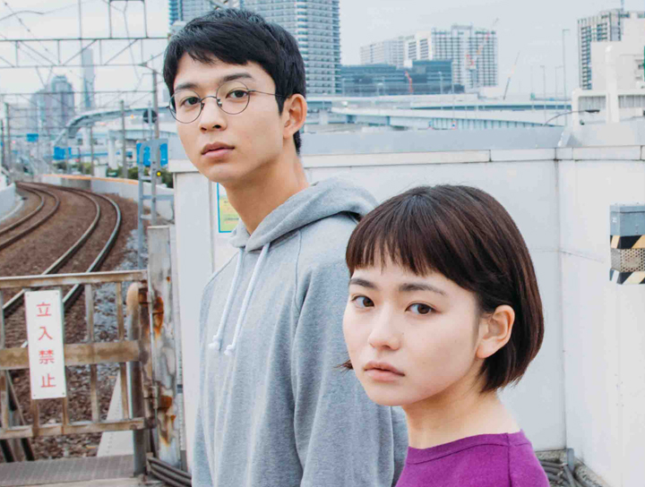 山田杏奈一見鍾情鈴木仁！兩人曖昧散步竟遭滿地「蟑螂」攪局
