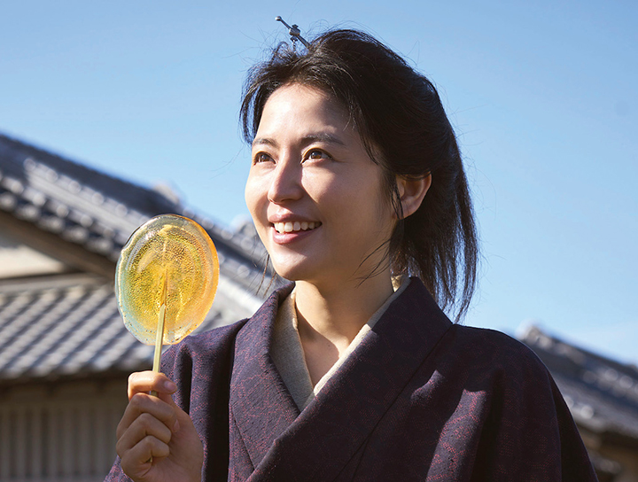 影后長澤雅美化身傳奇女畫師，【浮世繪女兒】拍片空檔狂練作畫