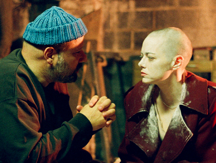 剃光頭、被當外星人也願意！【暴蜂尼亞】影后艾瑪史東五度合作尤格藍西莫