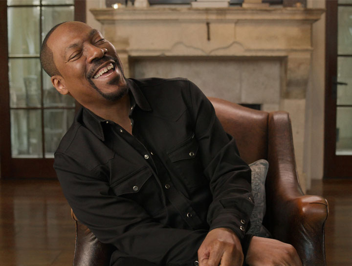 艾迪墨菲回顧在頒獎時調侃奧斯卡不頒給黑人，羅賓威廉斯曾阻止過他！