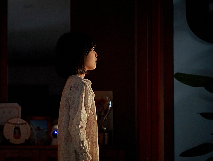 母愛偏執瘋狂化！【母親童靈眼】單親媽監視器育兒秒崩潰：鏡頭裡的是誰？