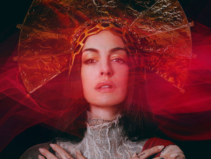 安海瑟薇化身流行天后重返舞台！A24新片【Mother Mary】預告首播