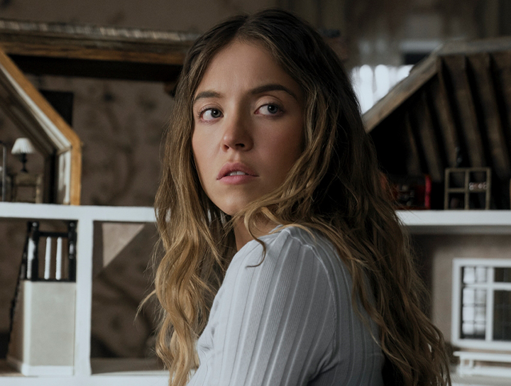 「美乳女神」大暈船，【家弒服務】席德妮史威尼床戰男主角透露：拍攝過程很舒服