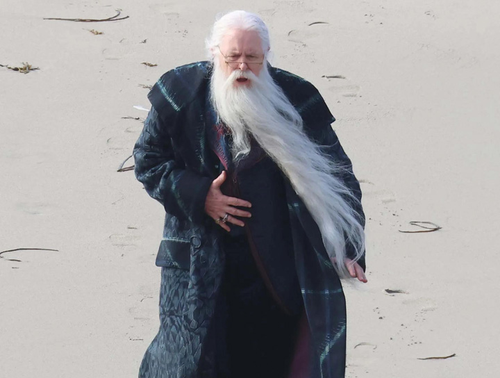 約翰李斯高曝接影集版「鄧不利多」的決心，必須活到88歲才行？