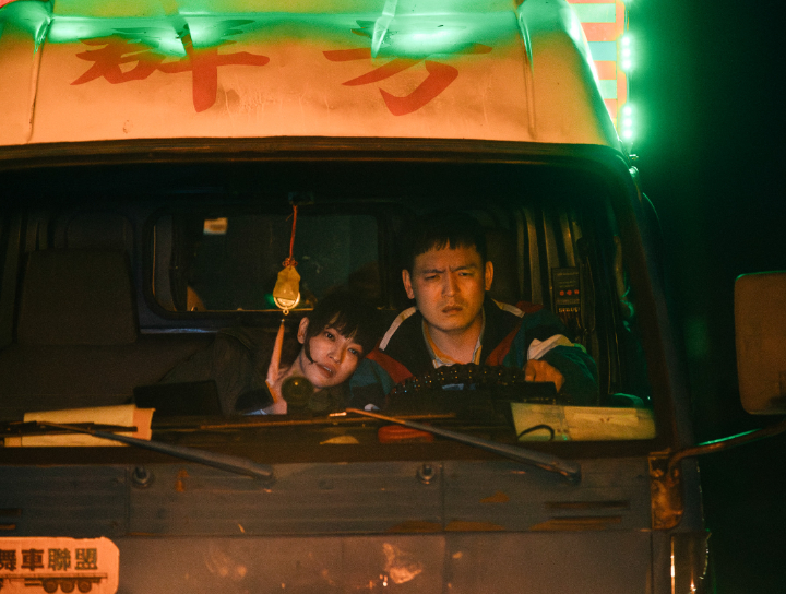 【死亡賭局】姚以緹奪春風銀幕初吻，電子花車女郎舞姿魅力爆棚