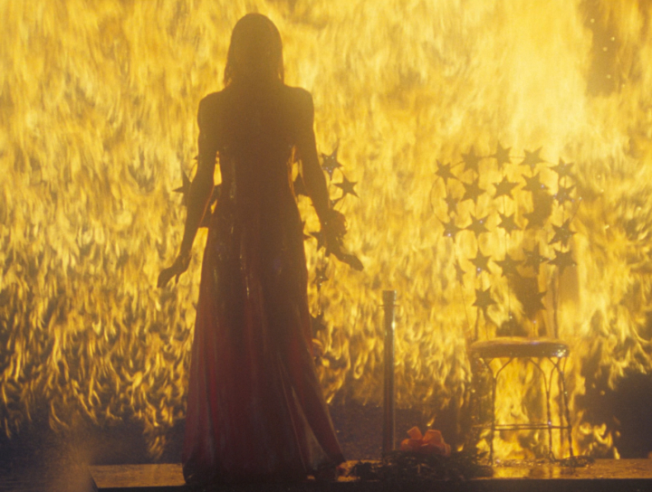 「鬼入侵」導演執導「魔女嘉莉」影集版，經典恐怖全面現代化