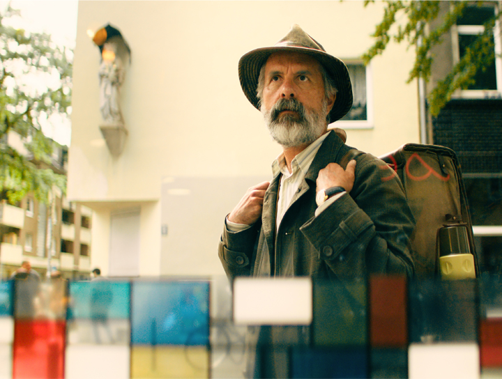 赫斯特扮「送書人」險遭嫌棄【門對門移動書店】榮登德國影帝