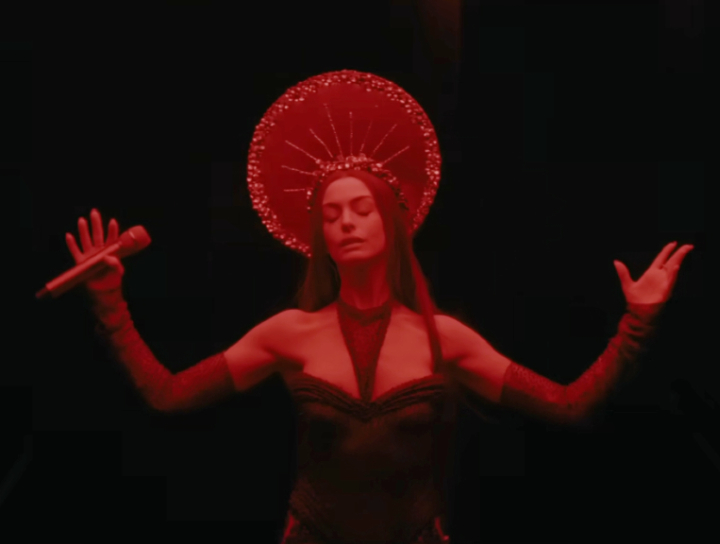 安海瑟薇漂髮化身【魅影巨星】，名導受瑪丹娜影響寫「狂熱頌歌」